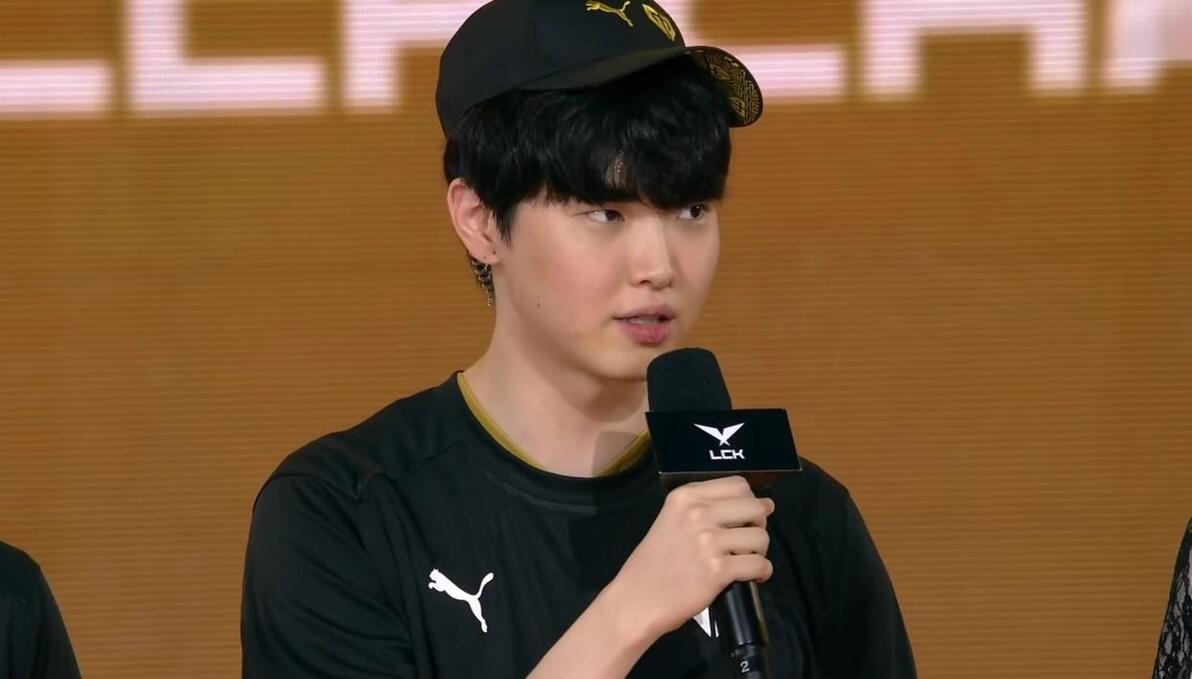 西门状态糟糕透了！ SmLz 的Jinx打出了五杀，而 Uzi 的Kai'Sa则显得力不从心。蓝队以1-0领先 Uzi 的队伍。